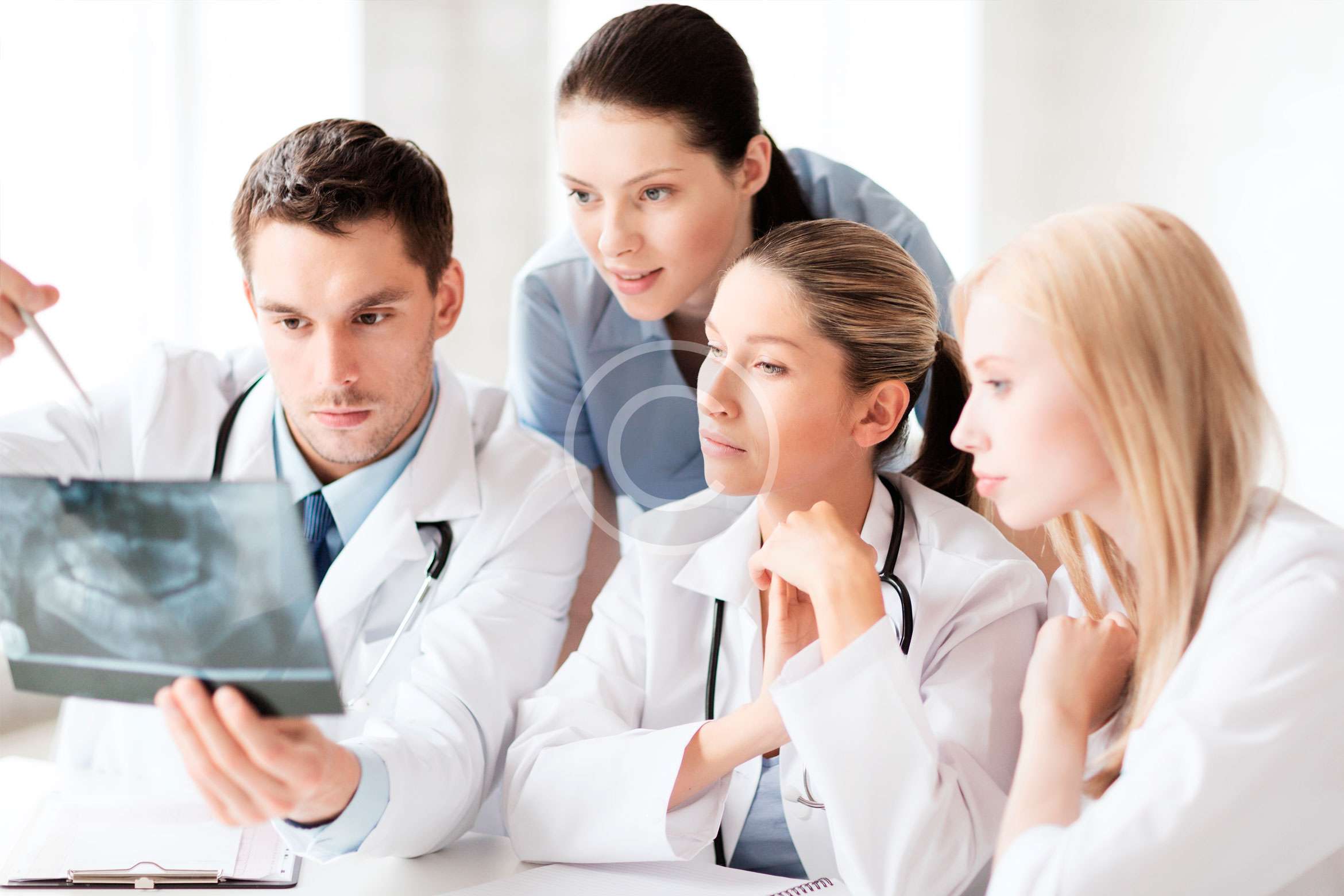 Группа медиков. Менеджер по тендерам. Молодые сотрудники. Касблар. Квалифицированные сотрудники.